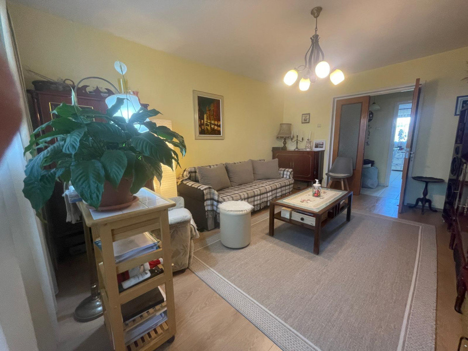 Apartament 5 camere, decomandat, Aurel Vlaicu 10, foxfort.ro