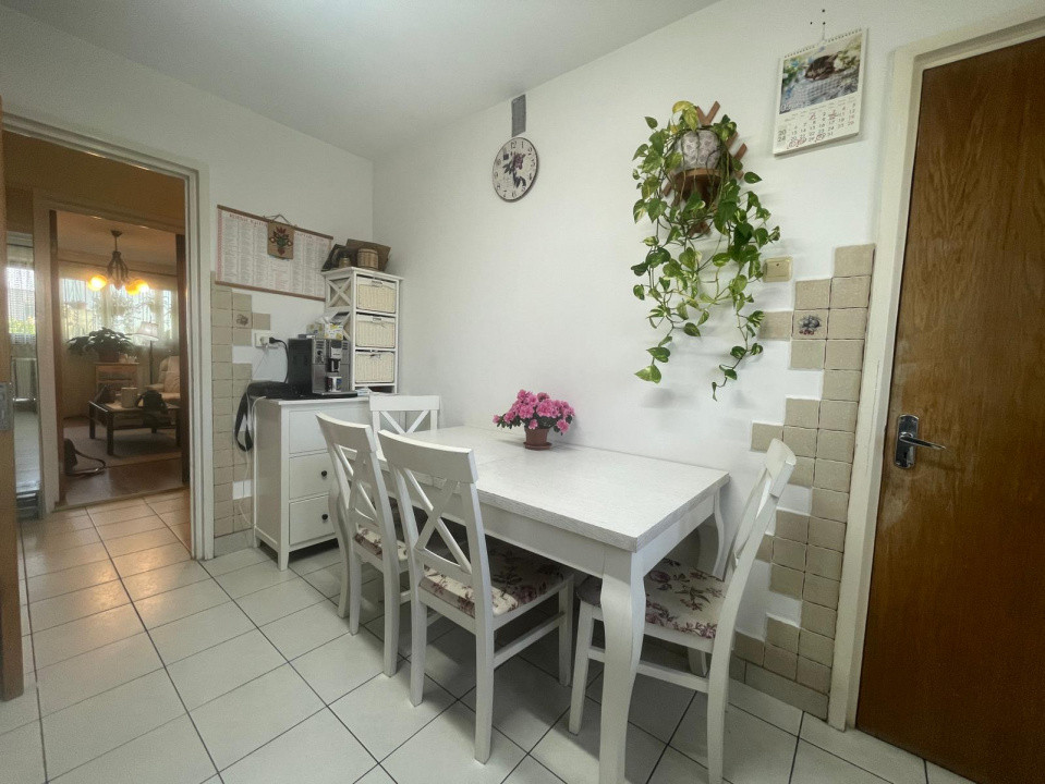 Apartament 5 camere, decomandat, Aurel Vlaicu 11, foxfort.ro