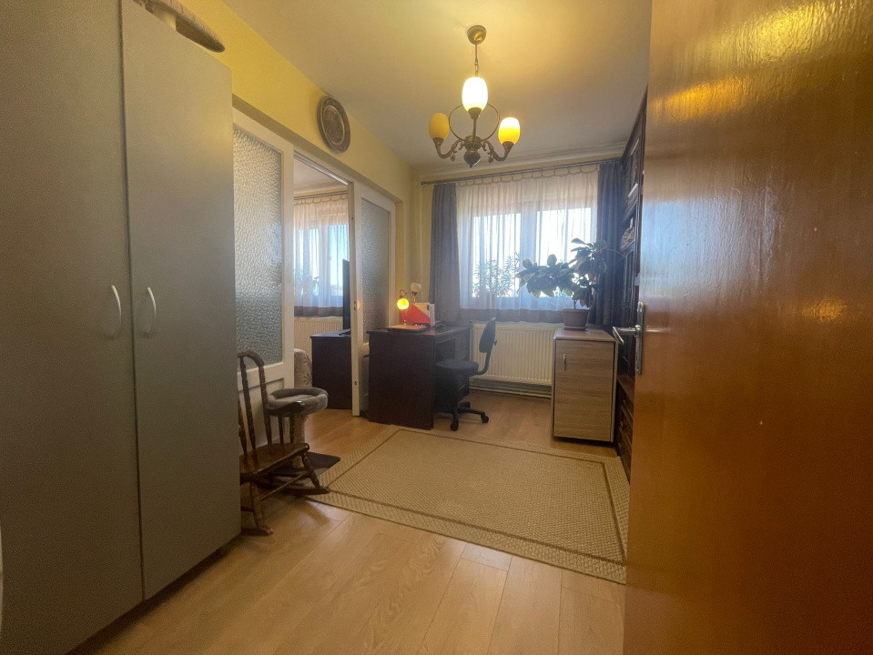 Apartament 5 camere, decomandat, Aurel Vlaicu 15, foxfort.ro