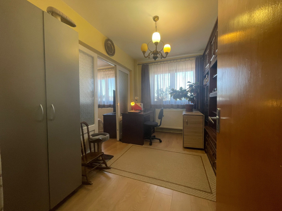 Apartament 5 camere, decomandat, Aurel Vlaicu 16, foxfort.ro