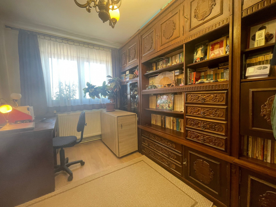 Apartament 5 camere, decomandat, Aurel Vlaicu 18, foxfort.ro