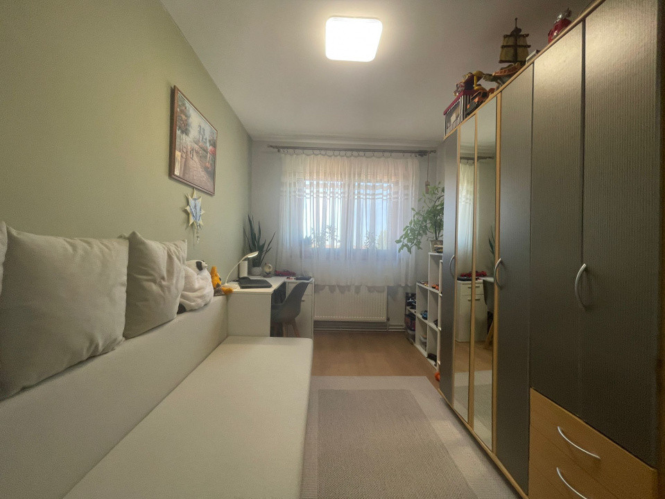 Apartament 5 camere, decomandat, Aurel Vlaicu 25, foxfort.ro