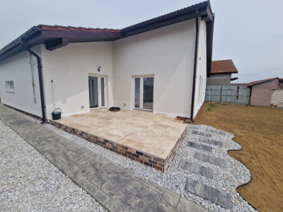 Casa individuala de vanzare cu 3 camere si teren de 710 mp - Izvin