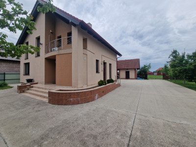 Casa individuala de vanzare cu 5 camere si teren de 2543 mp - Izvin