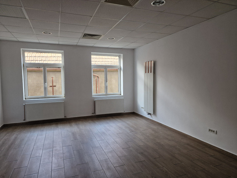 Spatiu comercial cu 16 incaperi - zona Mehala 4, foxfort.ro