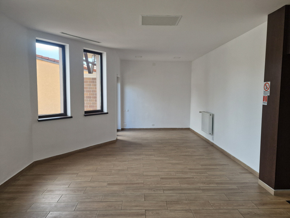 Spatiu comercial cu 16 incaperi - zona Mehala 5, foxfort.ro