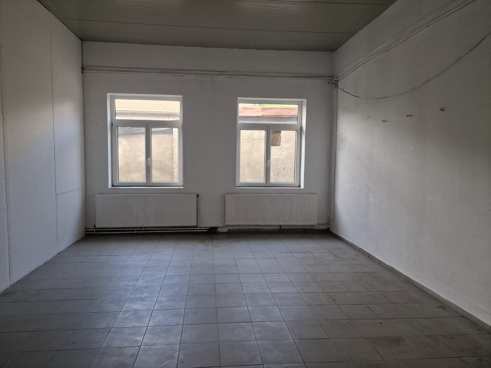 Spatiu comercial cu 16 incaperi - zona Mehala 8, foxfort.ro