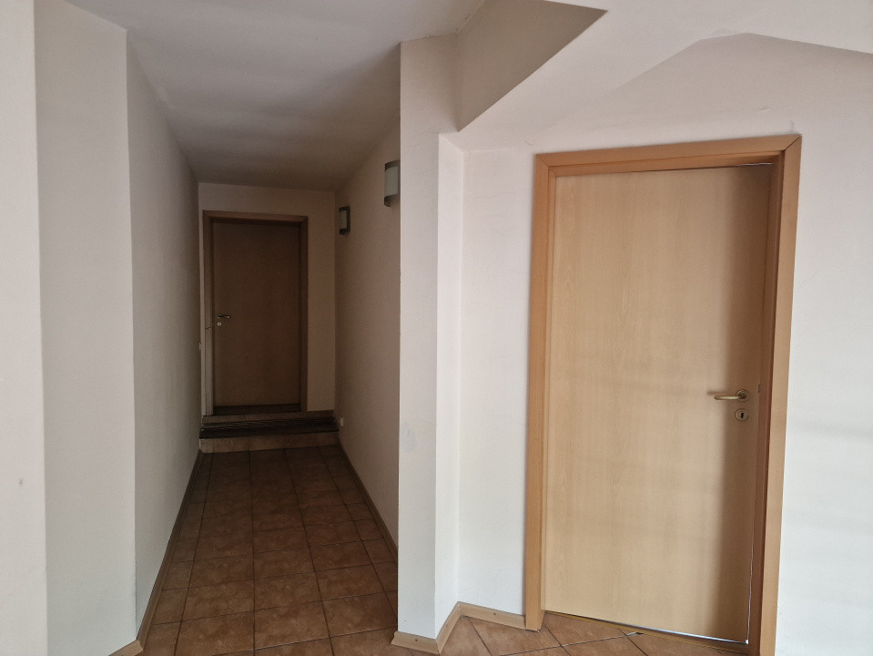 Spatiu comercial cu 16 incaperi - zona Mehala 19, foxfort.ro