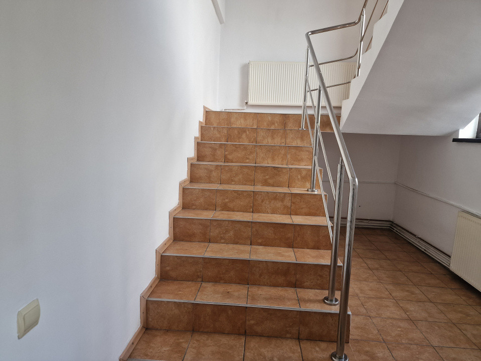 Spatiu comercial cu 16 incaperi - zona Mehala 20, foxfort.ro