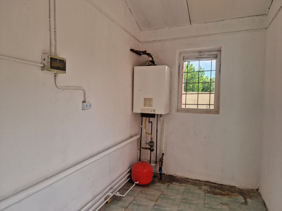Spatiu comercial cu 16 incaperi - zona Mehala 28, foxfort.ro