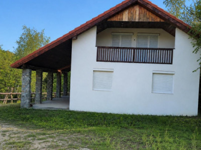 Casa de vanzare in sat de vacanta Groseni