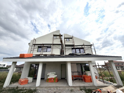 Duplex despartit prin camera tehnica, la cheie, 5 camere, in Sanandrei