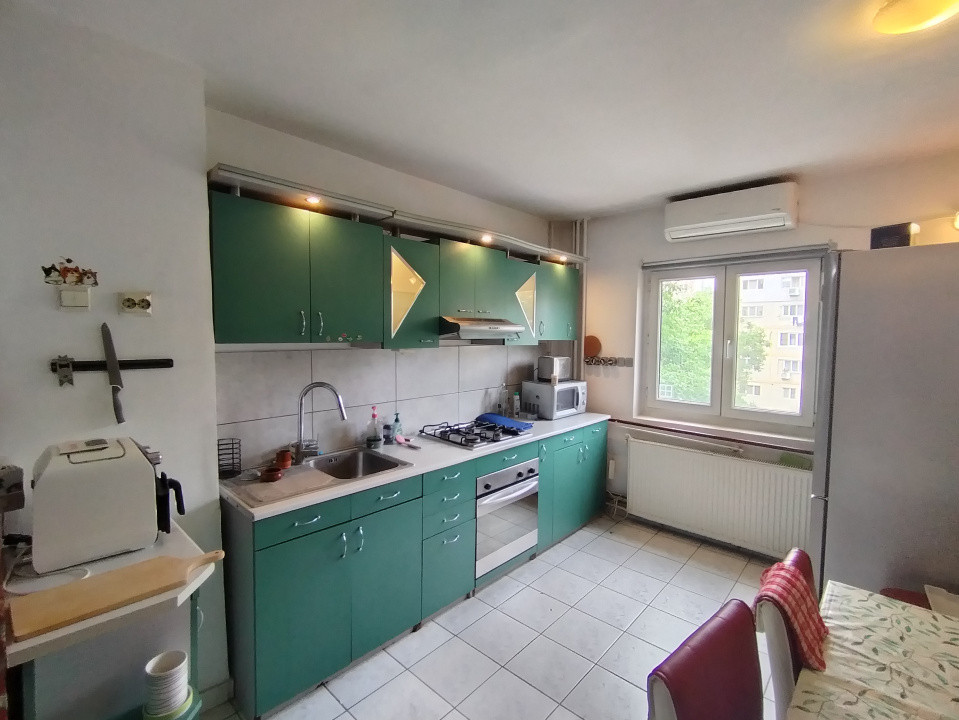 Apartament cu 3 camere de vanzare in zona Soarelui 1, foxfort.ro