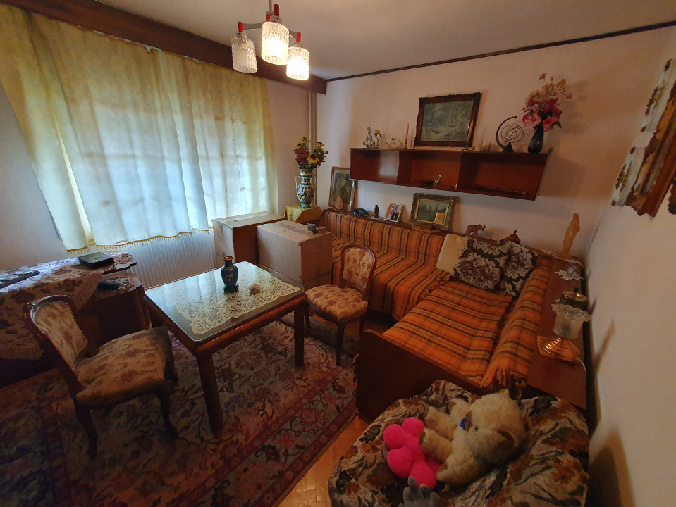 Apartament 3 camere, decomandat, etaj 1, zona Vladeasa  3, foxfort.ro