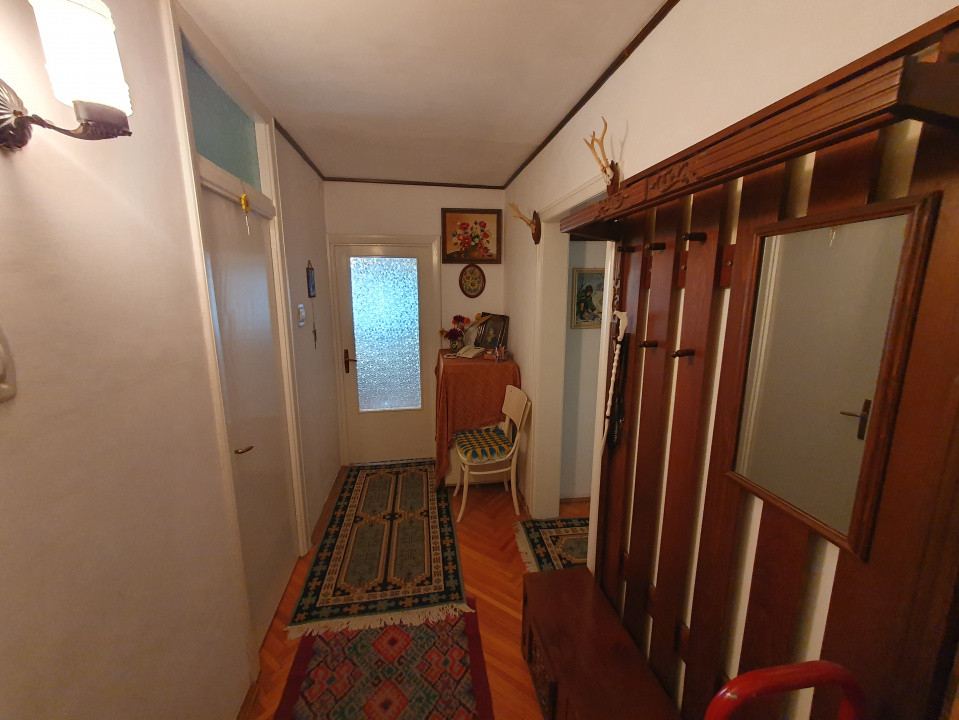 Apartament 3 camere, decomandat, etaj 1, zona Vladeasa  10, foxfort.ro