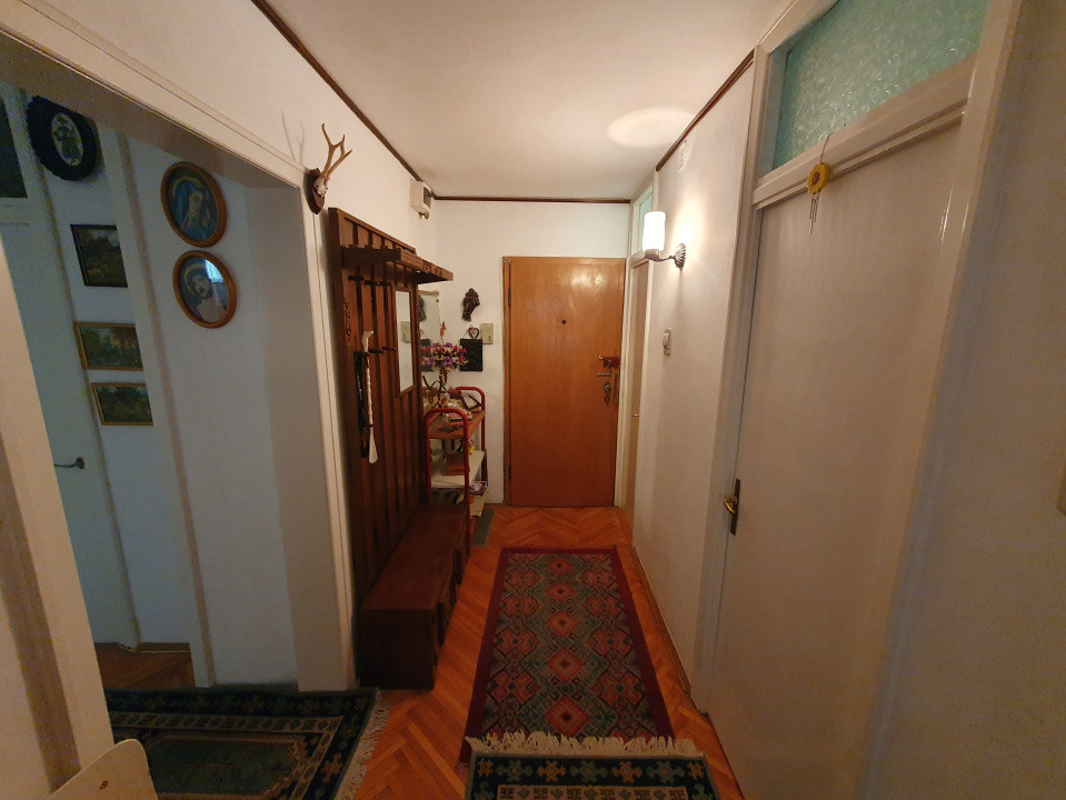 Apartament 3 camere, decomandat, etaj 1, zona Vladeasa  11, foxfort.ro