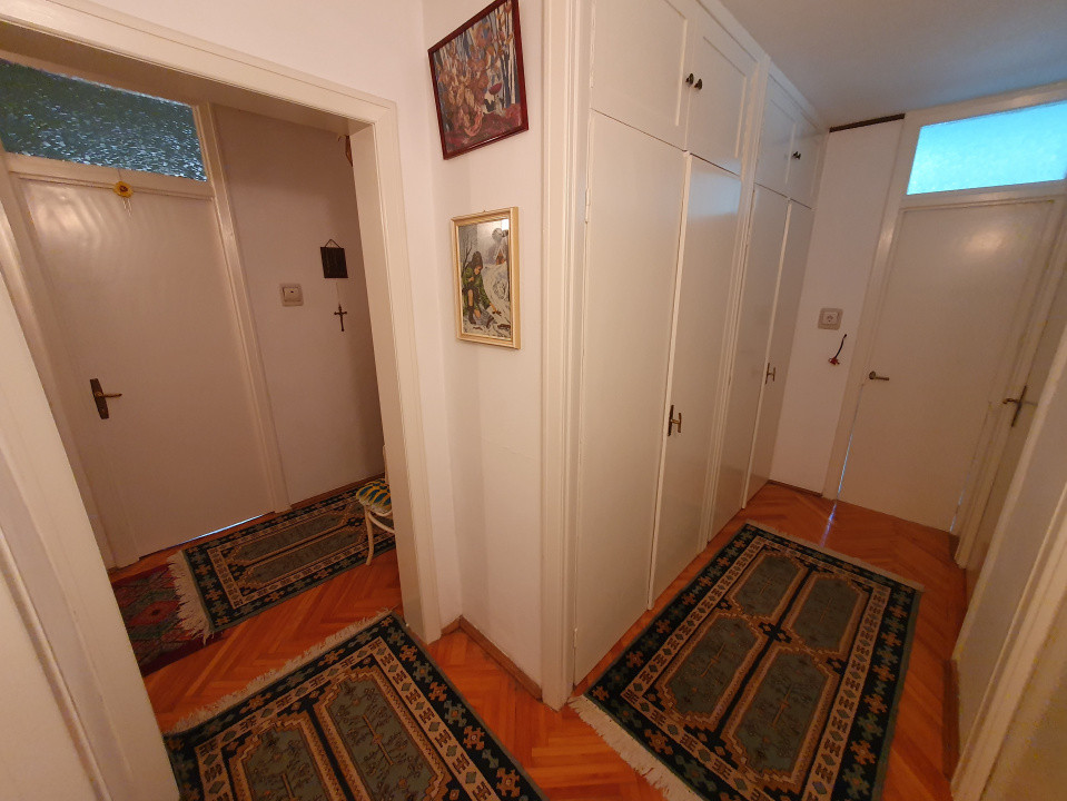 Apartament 3 camere, decomandat, etaj 1, zona Vladeasa  12, foxfort.ro