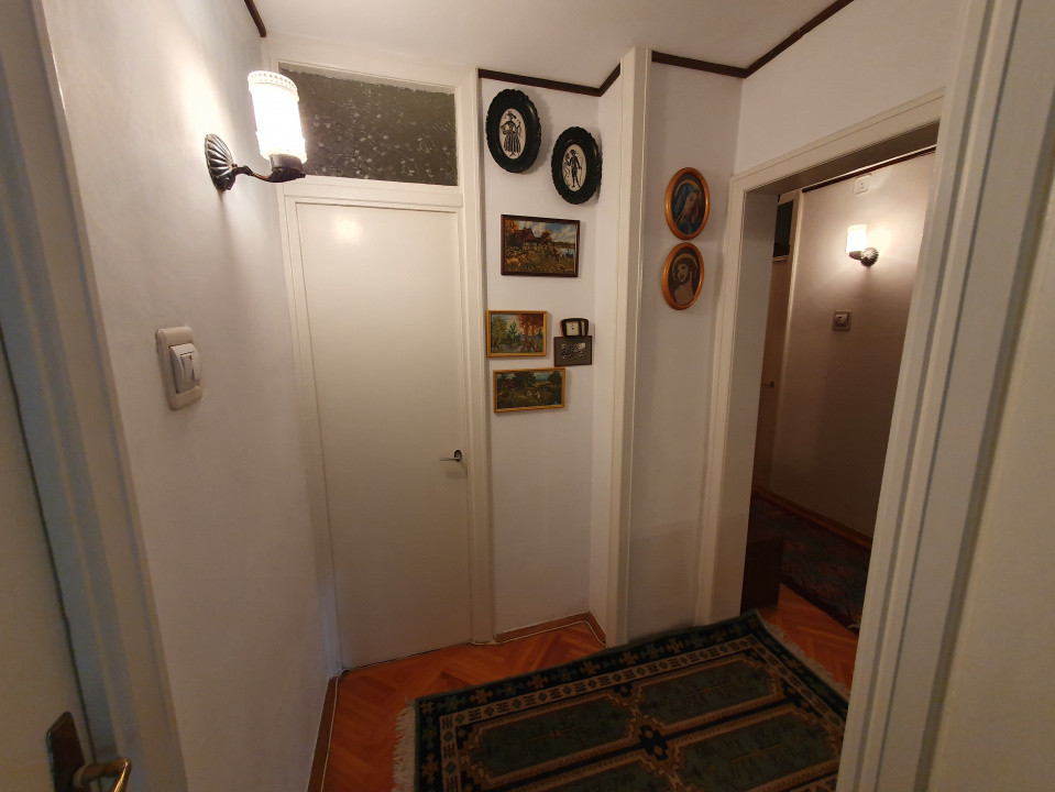 Apartament 3 camere, decomandat, etaj 1, zona Vladeasa  13, foxfort.ro