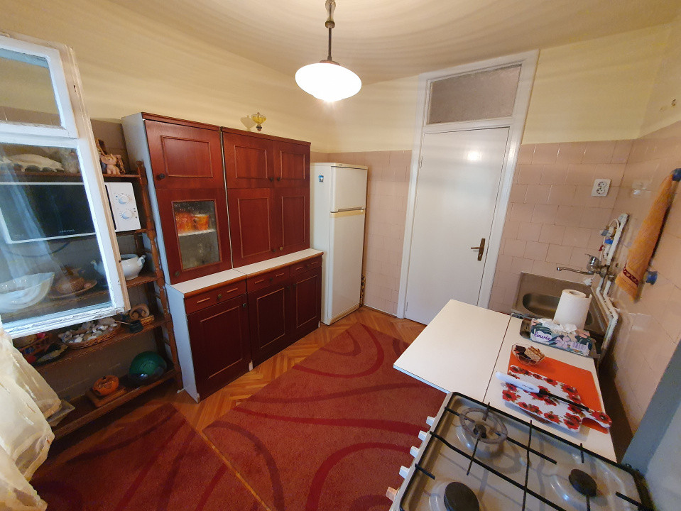 Apartament 3 camere, decomandat, etaj 1, zona Vladeasa  15, foxfort.ro