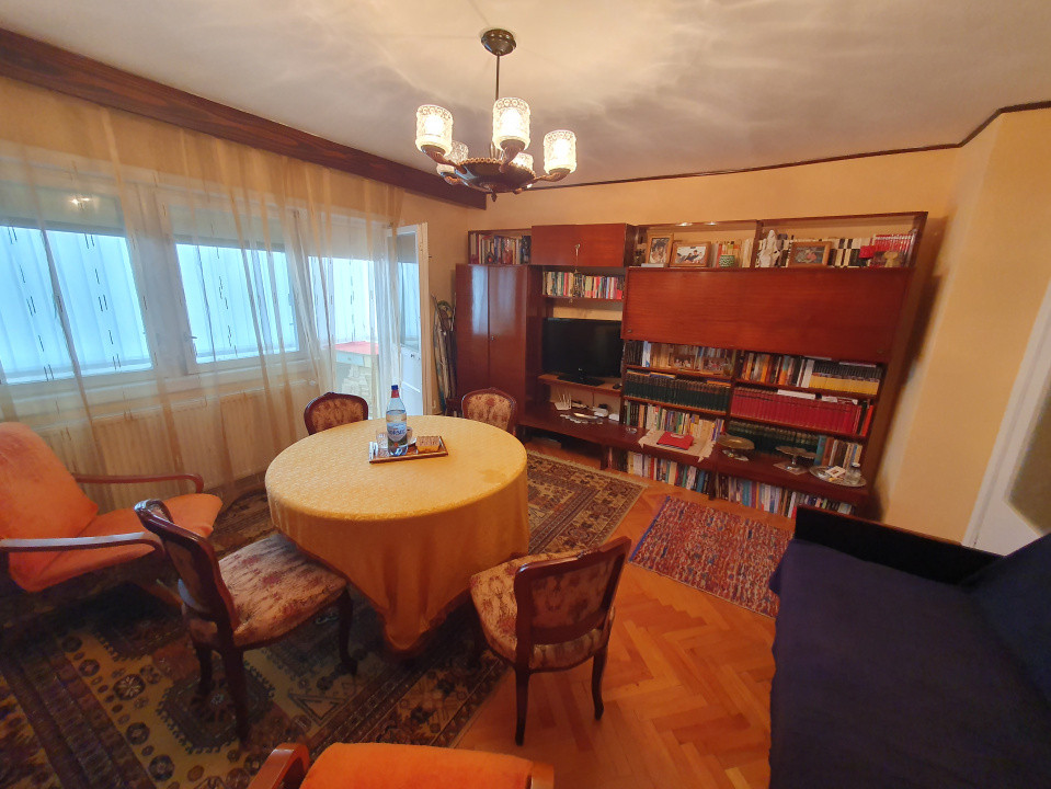 Apartament 3 camere, decomandat, etaj 1, zona Vladeasa  18, foxfort.ro