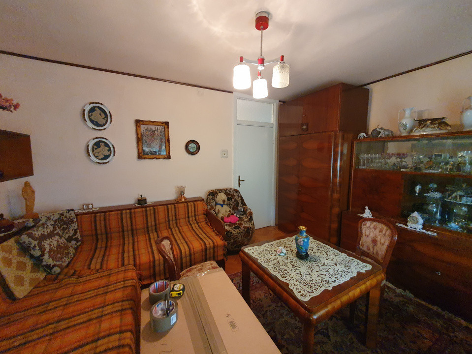 Apartament 3 camere, decomandat, etaj 1, zona Vladeasa  20, foxfort.ro