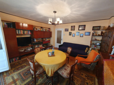 Apartament 3 camere, decomandat, etaj 1, zona Vladeasa  imagine mica 2, foxfort.ro