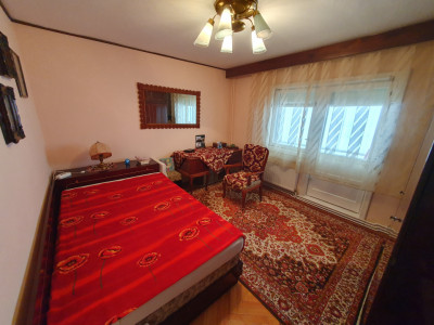 Apartament 3 camere, decomandat, etaj 1, zona Vladeasa  imagine mica 5, foxfort.ro