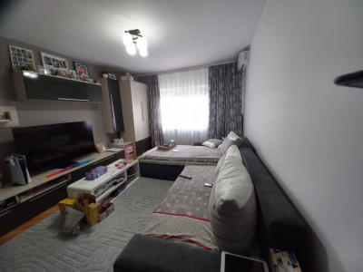 Apartament cu 3 camere de vanzare in zona Lipovei