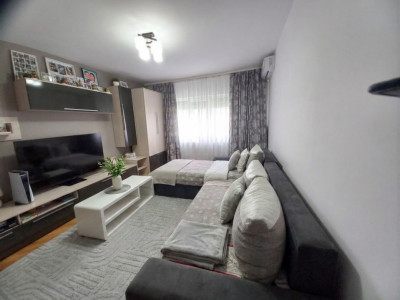 Apartament cu 3 camere de vanzare in zona Lipovei