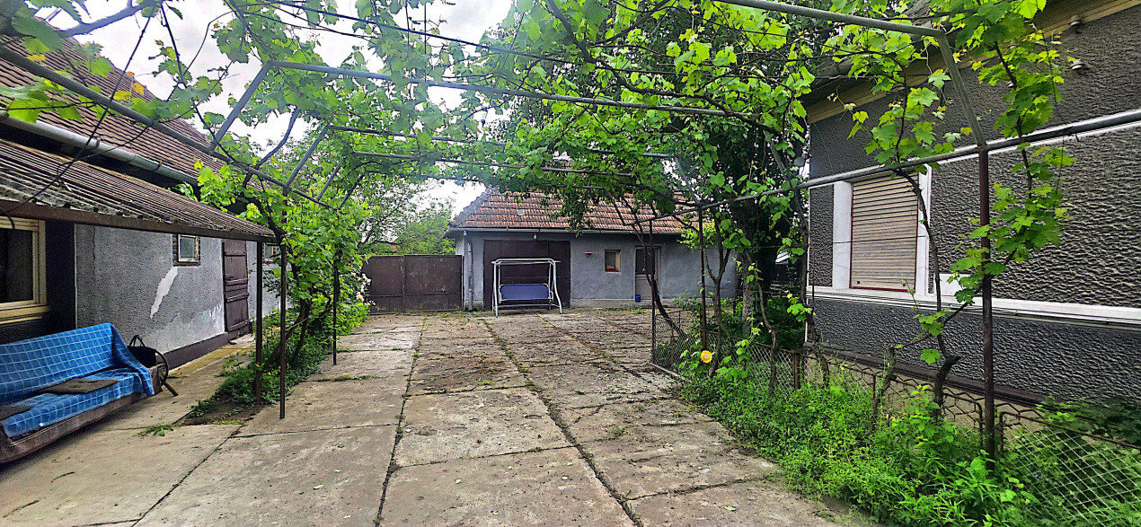 Casa individuala cu 5 camere de vanzare in localitatea Ineu 3, foxfort.ro