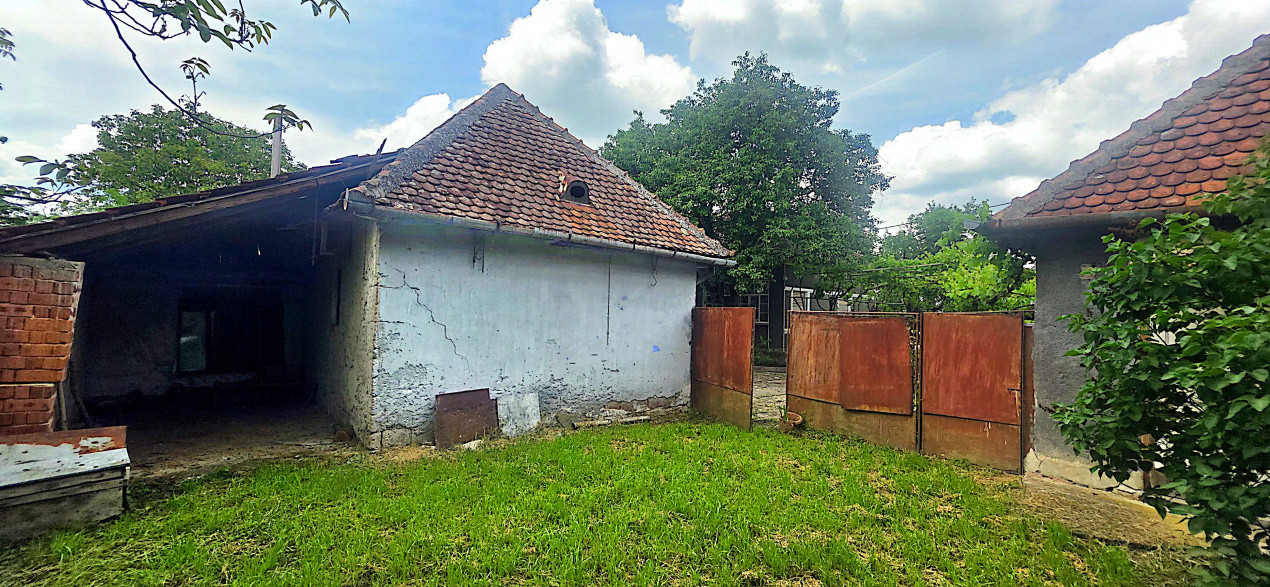 Casa individuala cu 5 camere de vanzare in localitatea Ineu 29, foxfort.ro