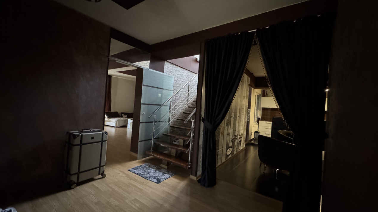 Casa spatioasa cu 7 camere si curte proprie, zona Dambovita  2, foxfort.ro