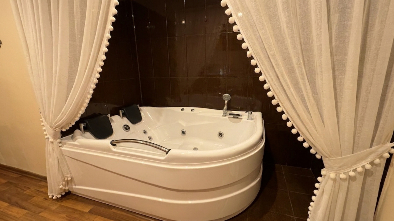 Casa spatioasa cu 7 camere si curte proprie, zona Dambovita  10, foxfort.ro