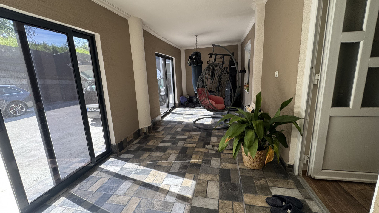 Casa spatioasa cu 7 camere si curte proprie, zona Dambovita  18, foxfort.ro