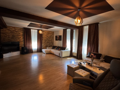 Casa spatioasa cu 5 camere si curte proprie, zona Dambovita 