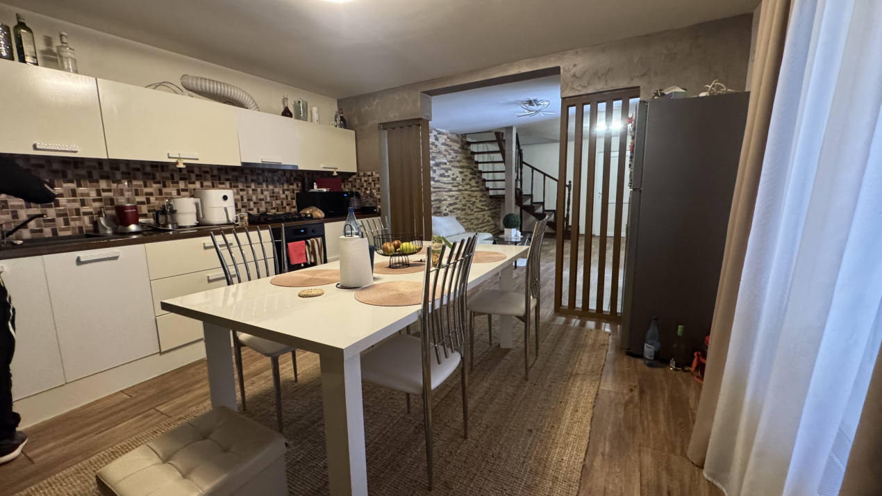 Casa la curte comuna cu 3 camere, zona Dambovita 2, foxfort.ro