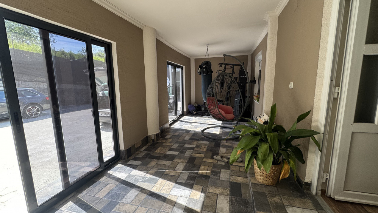 Casa la curte comuna cu 3 camere, zona Dambovita 6, foxfort.ro