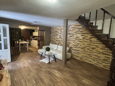 Casa la curte comuna cu 3 camere, zona Dambovita