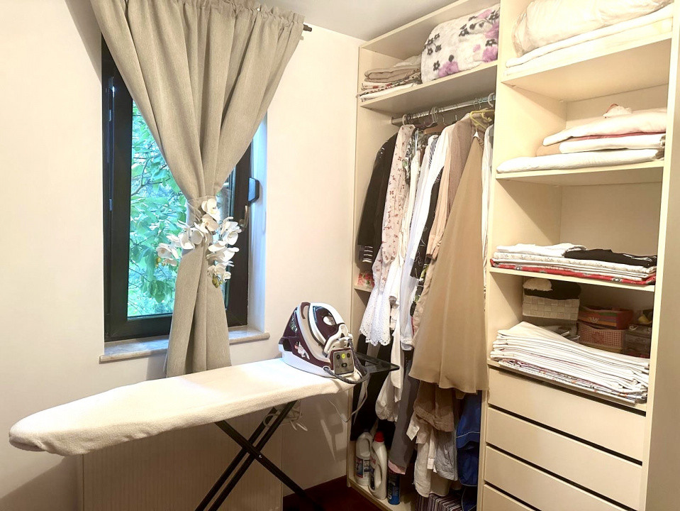 Casa exclusivista cu piscina, la intrare in Dumbravita 22, foxfort.ro