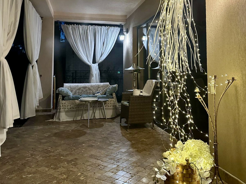 Casa exclusivista cu piscina, la intrare in Dumbravita 27, foxfort.ro