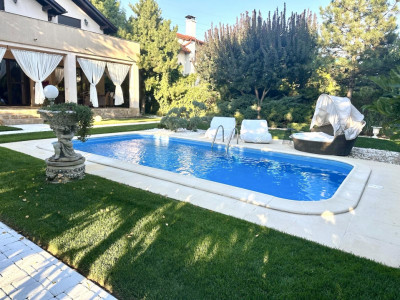 Casa exclusivista cu piscina, la intrare in Dumbravita