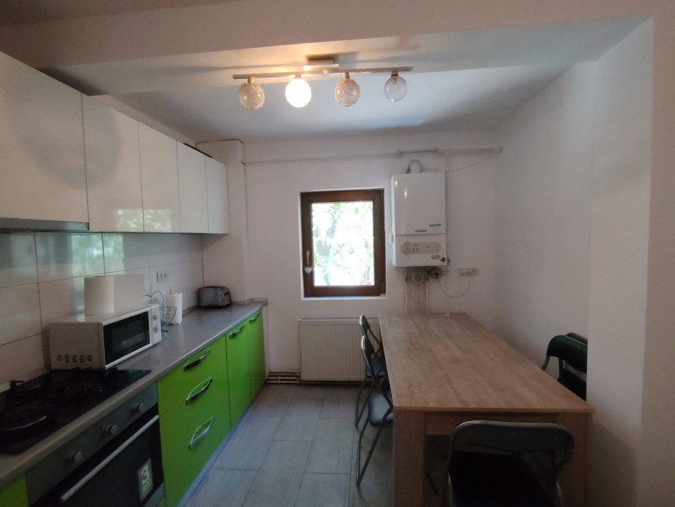 Apartament cu 3 camere, 70 mp de inchiriat, zona Fabric 4, foxfort.ro