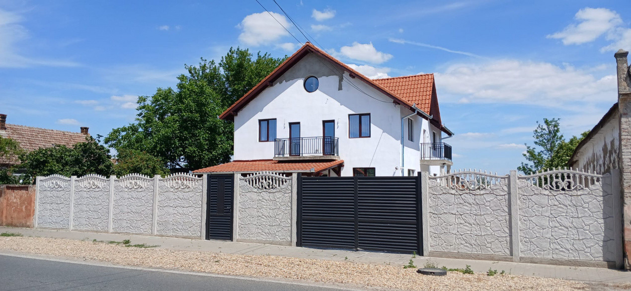Casa individuala cu 6 camere Parter + 1 Etaj in Comlosu Mare 1, foxfort.ro