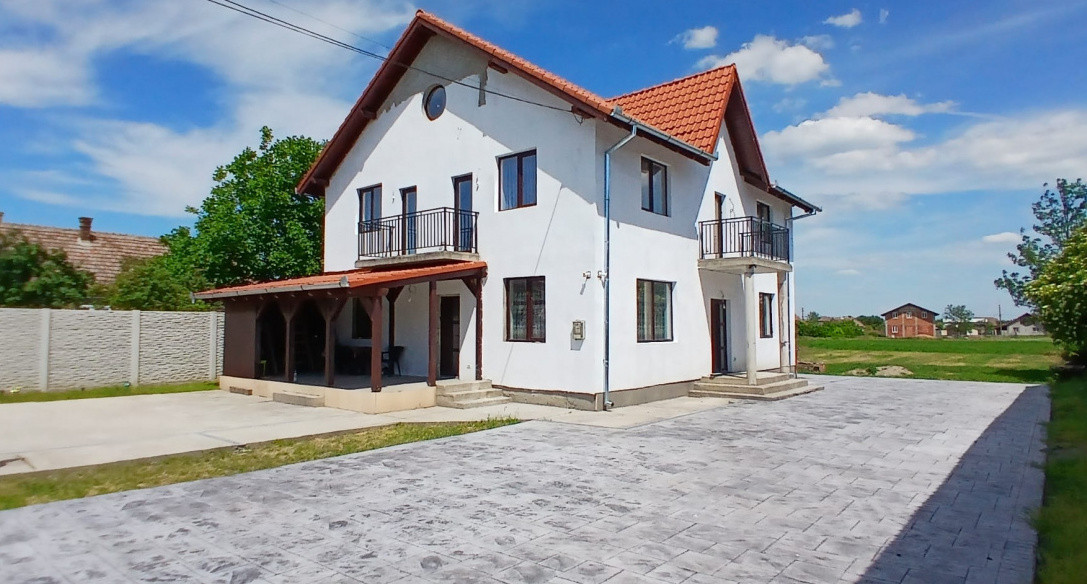 Casa individuala cu 6 camere Parter + 1 Etaj in Comlosu Mare 2, foxfort.ro