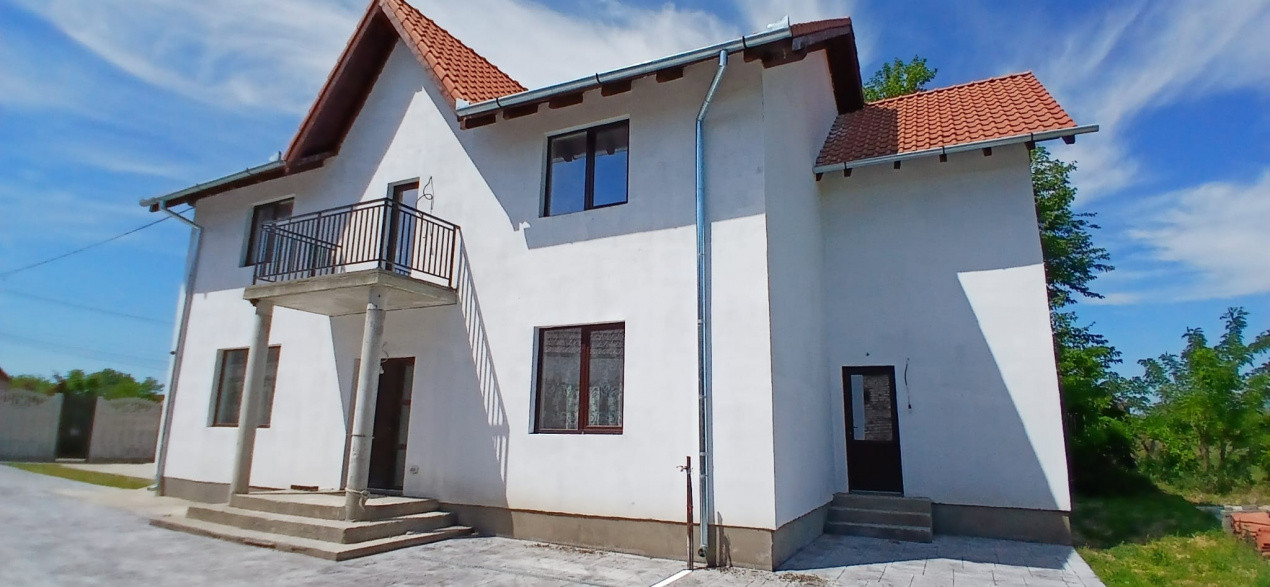 Casa individuala cu 6 camere Parter + 1 Etaj in Comlosu Mare 3, foxfort.ro