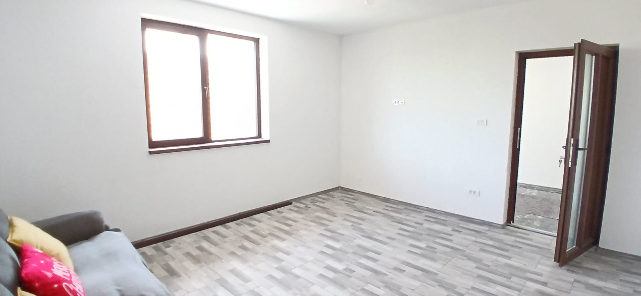 Casa individuala cu 6 camere Parter + 1 Etaj in Comlosu Mare 30, foxfort.ro