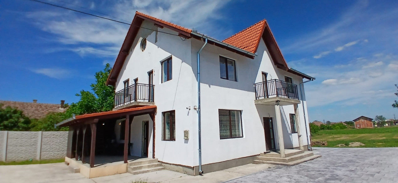 Casa individuala cu 6 camere Parter + 1 Etaj in Comlosu Mare 36, foxfort.ro