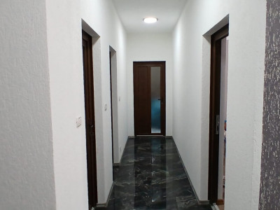Casa individuala cu 6 camere Parter + 1 Etaj in Comlosu Mare imagine mica 10, foxfort.ro