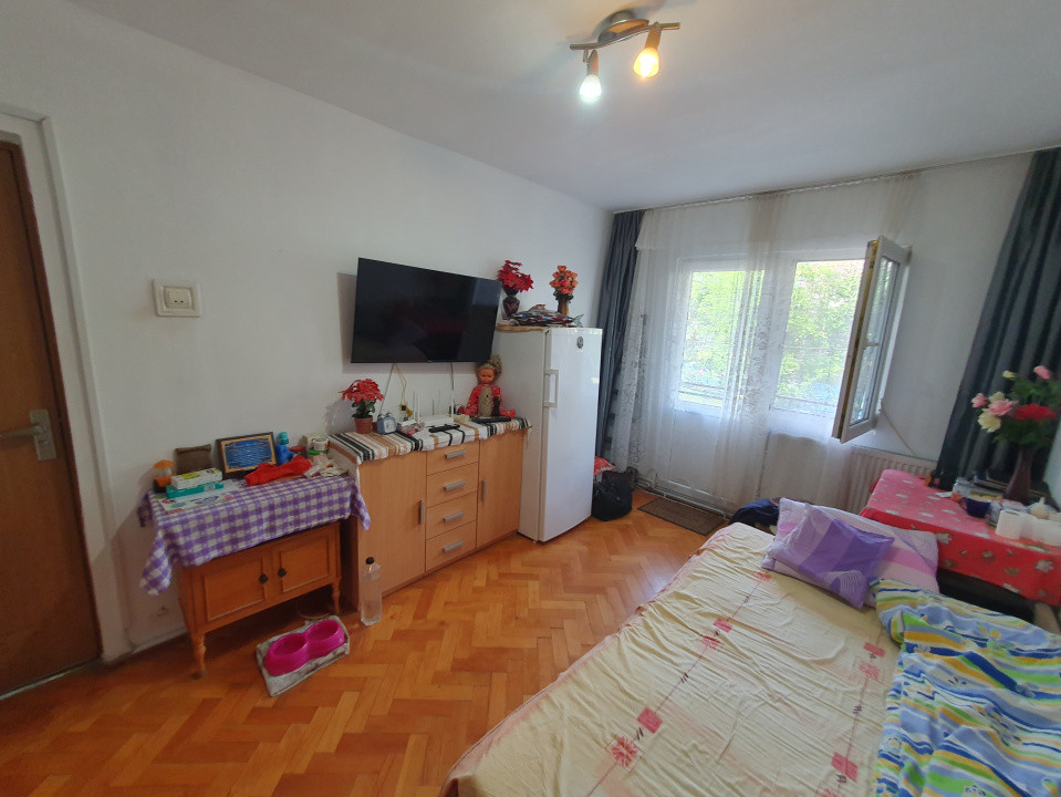 Apartament 4 camere, etaj 1, centrala proprie, zona Dacia 1, foxfort.ro