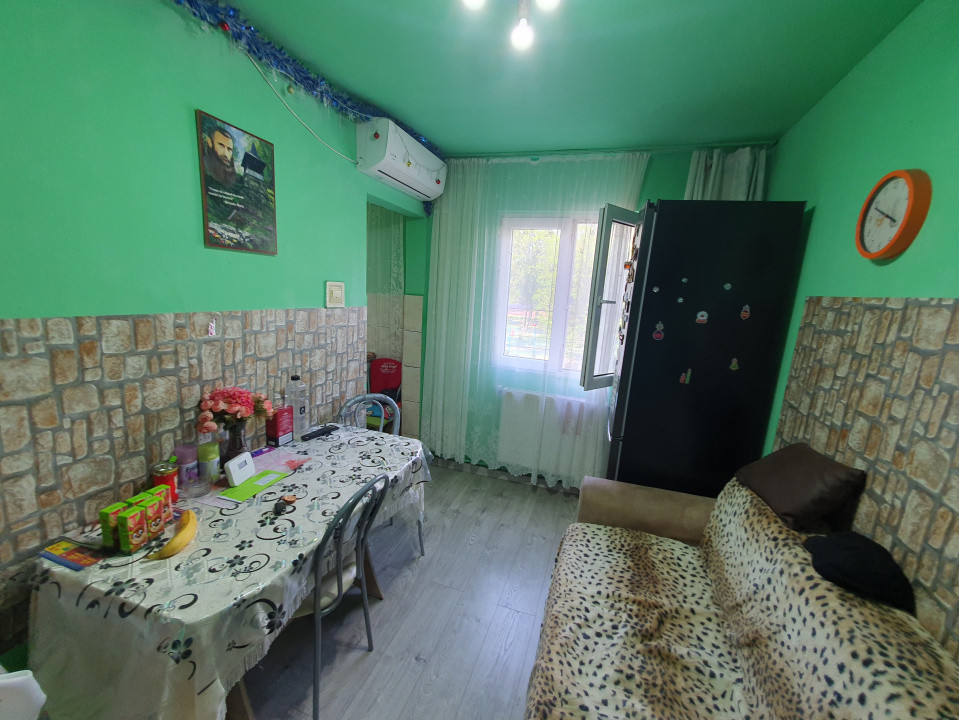 Apartament 4 camere, etaj 1, centrala proprie, zona Dacia 4, foxfort.ro